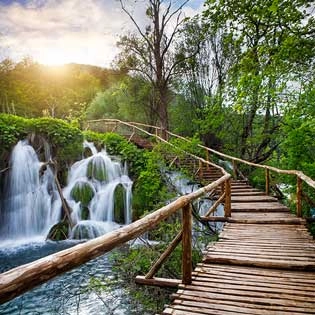 Is Plitvice lakes worth visiting?